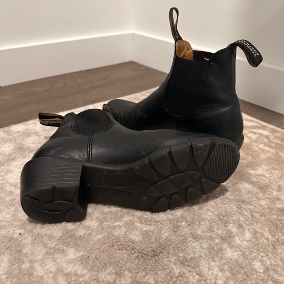 Black Blundstone Chelsea Boots. Great condition, just too small for me. - Picture 2 of 4